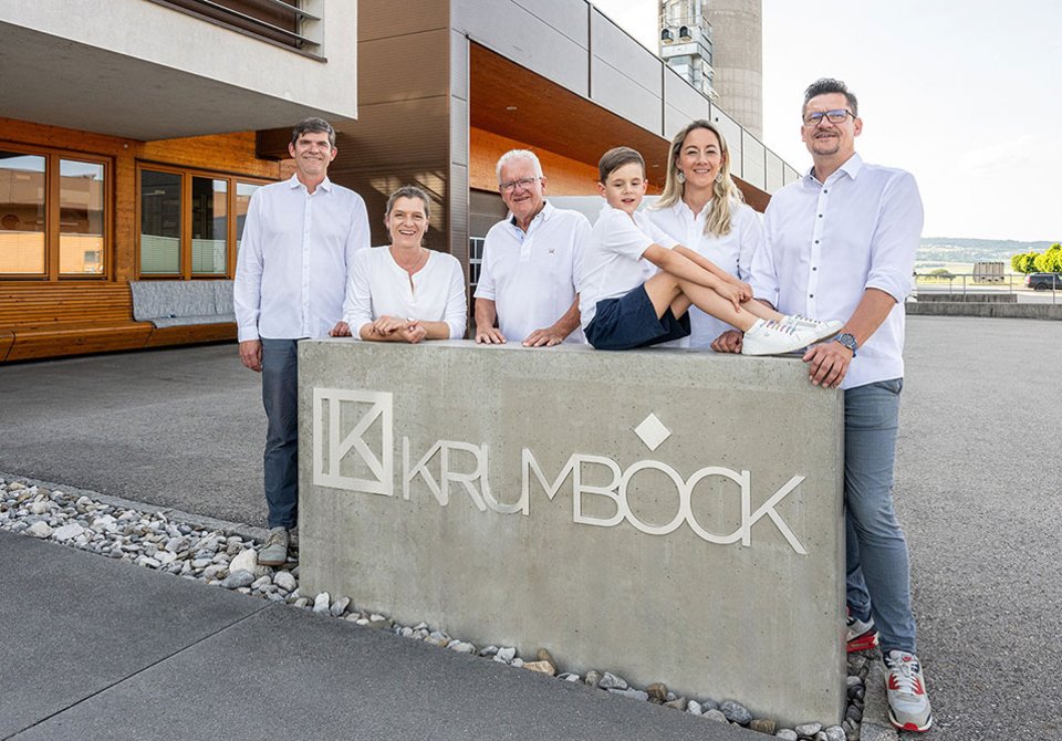 Sechs Personen stehen hinter einem Betonsockel